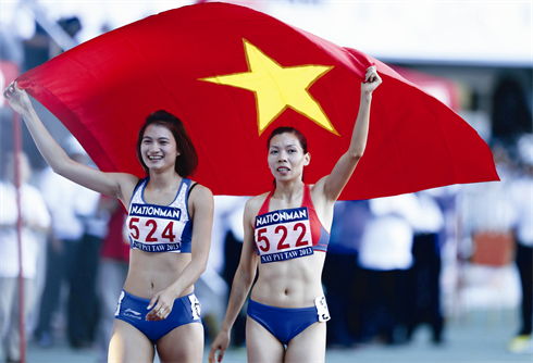 Revenant de blessure, Vu Thi Huong (droite) a remporté la finale du 200 m dames en coupant la ligne en 23’55’’. Elle a fait de même sur la distance reine, le 100 mètres.