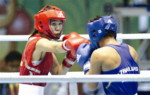 Luu Thi Duyên (gauche) a offert à la boxe vietnamienne la première médaille d’or de la discipline dans l’histoire des SEA Games.