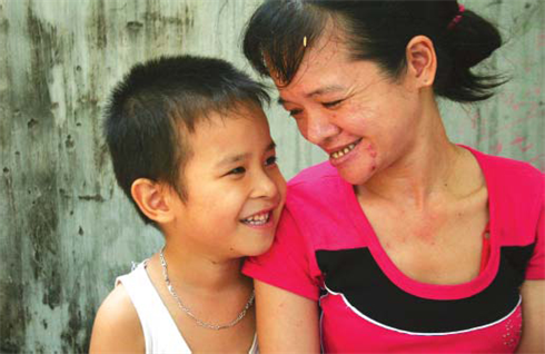Mme H., 36 ans, à Son Dông, Son Tây, handicapée de naissance, et son fils, M., 6 ans, très éveillé pour son âge. 