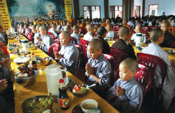 Tous les disciples du zen prient avant de manger des plats végétariens, pour louer le travail des agriculteurs.