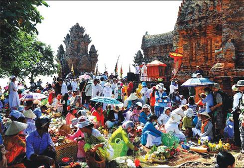 Les Cham des environs apportent leurs offrandes pour le culte du génie de la tour de Pô Klong Garai. 
