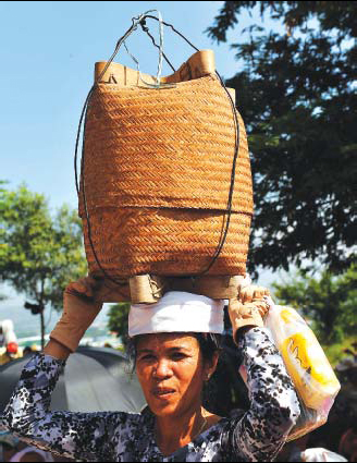 Les offrandes destinées à la tour de Pô Klong Garai sont traditionnellement portées sur la tête. 