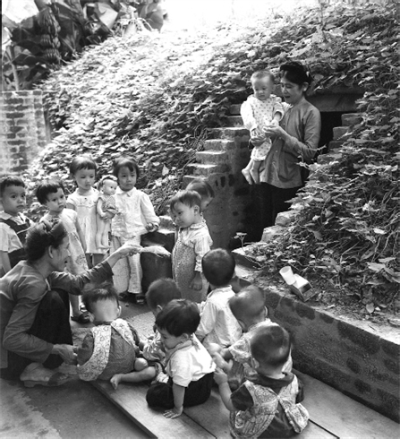 : Une crèche rue Tho Nhuôm (Hanoi), où sont gardés les enfants qui n’ont pas encore été évacués de la ville pour différentes raisons familiales. Thê Trung/VNA/CVN