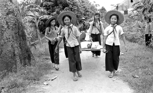 Élèves du collège de Van Phuc ayant établi une section de secours aux blessés.  Hông Luu/VNA/CVN