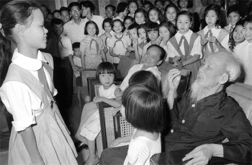 L’Oncle Hô fêtant la Journée des enfants, le 1er juin 1969. (NDN-Japon)