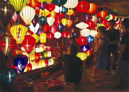 Le plaisir de longer les rues décorées de lanternes.    
