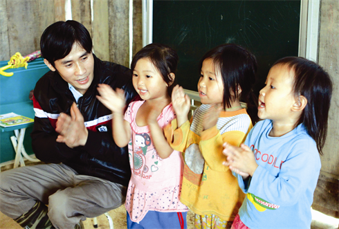 L’instituteur Nông Van Chuyên enseigne le chant aux enfants. 