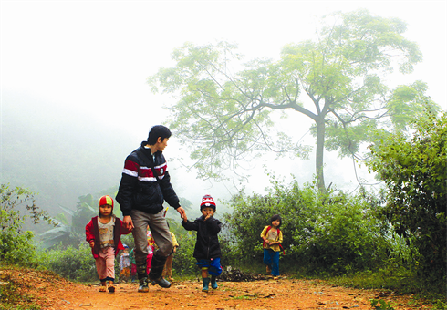 Chaque matin de bonne heure, Nông Van Chuyên monte au village pour enseigner.