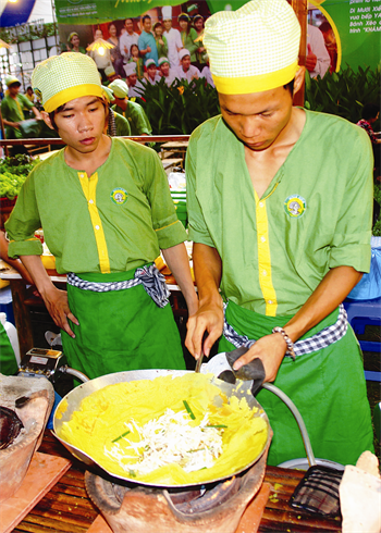 Le banh xèo (crêpe à viande de porc et pousse de soja), une spécialité culinaire du Sud. 