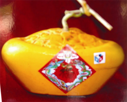 Les pamplemousses, pastèques jaunes en forme de lingot ou de gourde, frappés des mots «Fortune - Prospérité», «Bonheur», sont très appréciés à l’occasion du Têt traditionnel.