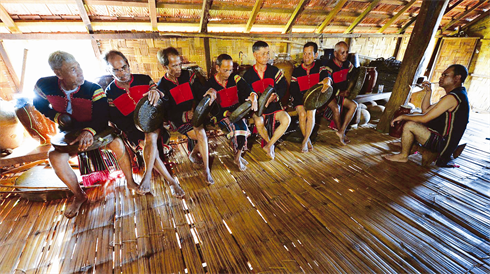     Un groupe de joueurs de gongs du village d’Ea Bông, commune de Cu Ebur, ville de Buôn Ma Thuôt, donne une représentation à la maison longue du village.    