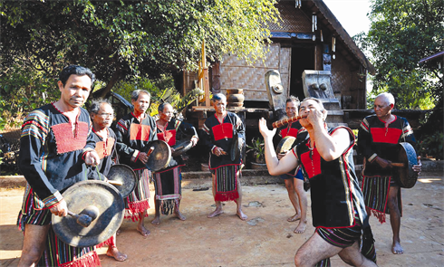     Répétition au village d’Ea Bông, commune de Cu Ebur.