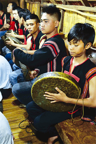     La relève des joueurs de gongs au village d’Ea Bông.
