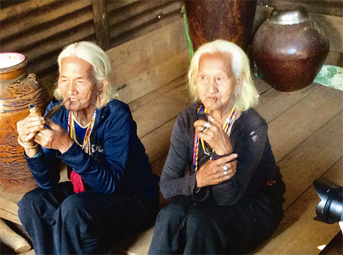 Deux sœurs nonagénaires du village de Quang Khê, district de Dak GLong, province de Dak Nông.