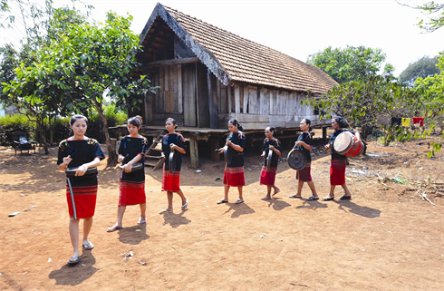     Une troupe de l’ethnie Ê-dê, dirigée par H’ruu Hmor du village de Trâp, bourg de Krông Ana, district éponyme.    