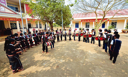 L’école possède cinq groupes de joueurs de gongs et cinq de danseurs de xoang (une danse des Ba Na), qui se réunissent deux fois par semaine pour répéter. 