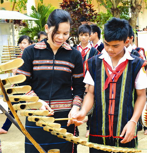Une enseignante joue du T’rung, un instrument de musique traditionnel. 