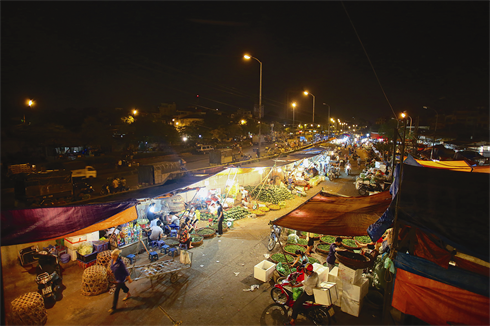 Un coin du marché nocturne de Long Biên. 