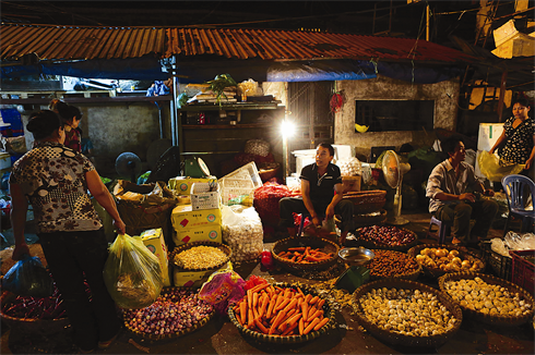 Les marchands vont au marché nocturne pour acheter des produits à bons prix.