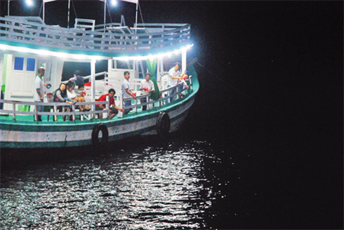 À Phu Quôc, la pêche en mer attire nombre de visiteurs, qui sont guidés par les pêcheurs pour la capture, la préparation ainsi que la dégustation des fruits de mer.