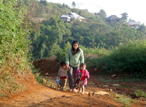 De nombreux enseignants doivent aller chez les enfants pour les emmener à l’école. Photo : Viêt Hoàng/VNA/CVN