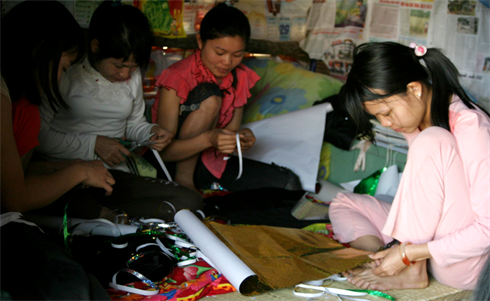 Des enseignants de l’école maternelle de la commune de Tà Mit, district de Tân Uyên (province de Lai Châu) préparent des jouets. Photo : Viêt Hoàng/VNA/CVN