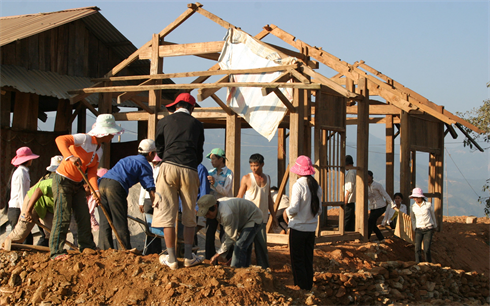 Les enseignants et parents d’élèves construisent une salle de classe. Photo : Viêt Hoàng/VNA/CVN