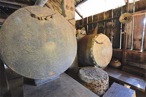 Les tambours et les lampes à pétrole, des objets qui symbolisent la noblesse, la puissance et la richesse du maître de maison.