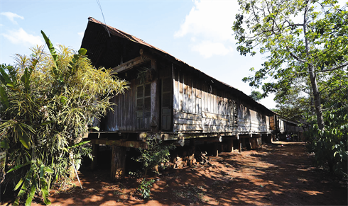 La maison longue traditionnelle des Ê dê, entièrement faite en bois.    