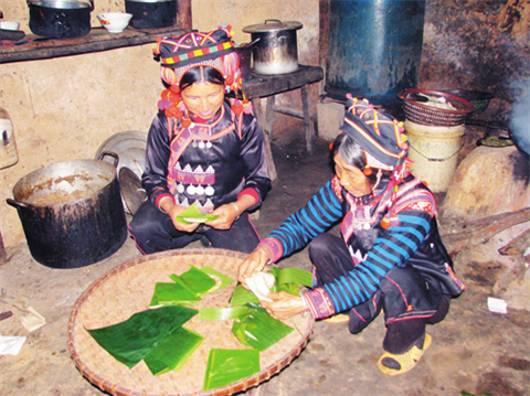 Pendant le Têt traditionnel, le pilonnage du banh dày et la fabrication du banh trôi ou banh cha lê résonnent dans tous les coins des villages Hà Nhi. Photo : Tintuc/CVN