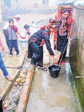 Aller chercher de l’eau, coutume des Hà Nhi à l’occasion de la nouvelle année. Photo : Tintuc/CVN