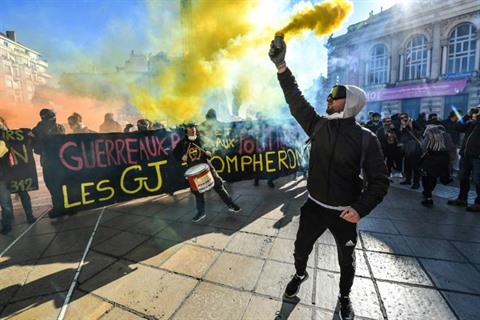 Plusieurs Milliers De Gilets Jaunes Défilent Dans