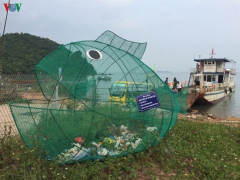 poisson piégé dans l'icône de concept plat d'ordures en plastique