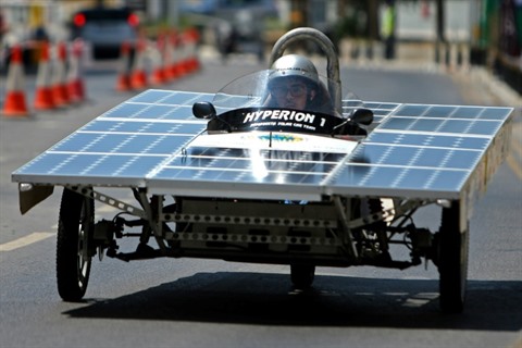 Un panneau solaire pour charger la batterie de la voiture - Challenges