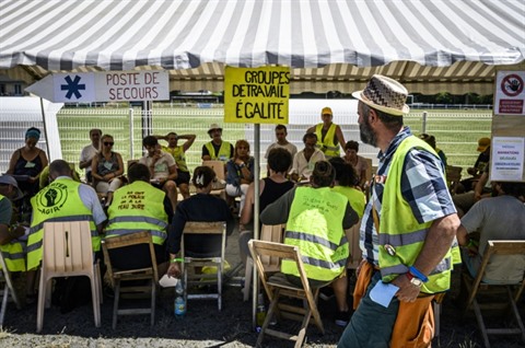 Quelques Milliers De Gilets Jaunes Défilent Malgré La