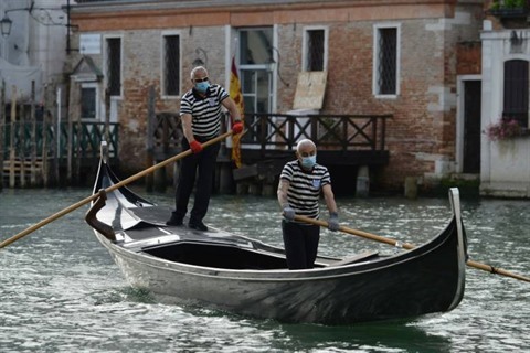 En direct, Le Grand Canal de Venise vire au vert fluorescent : la faute à  la fluorescéine