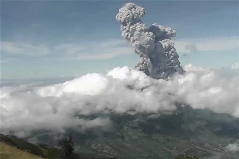 Indon sie le volcan  Merapi  projette des cendres  6 000 