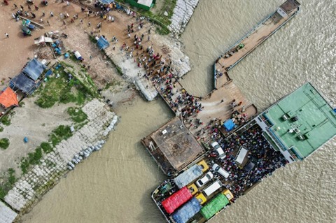 Bangladesh: workers flock to work despite pandemic