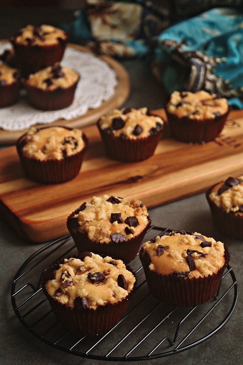 Un Moule à Muffins Avec Des Pépites De Chocolat Dessus.