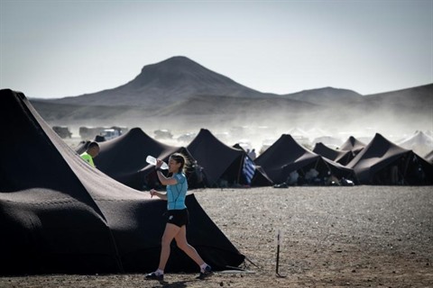 Marathon des Sables : voici ce qu'il y a dans le sac d'un coureur pour  cette course de 250 km en autonomie à travers le désert (VIDÉO) - La DH/Les  Sports+