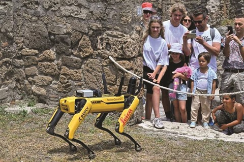 Spot, il simpatico cane-robot che veglia sulle rovine di Pompei