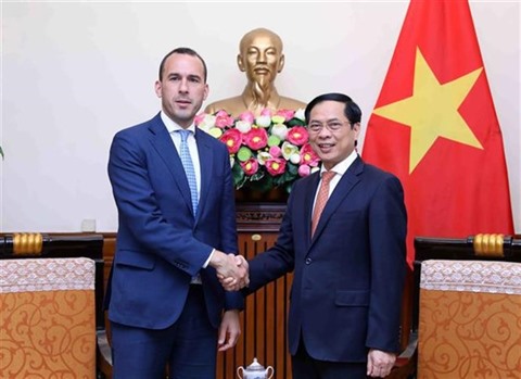 Il ministro degli Esteri vietnamita riceve il viceministro degli Esteri italiano