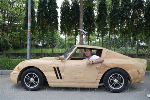 Une superbe collection de voitures en bois à l'échelle 2/3 made in Vietnam