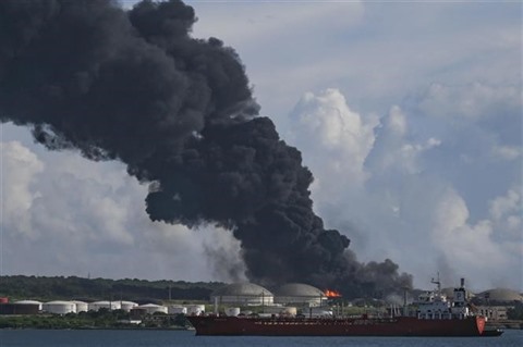 Photo of Cuba: Al menos un muerto en masivo incendio en depósito de petróleo