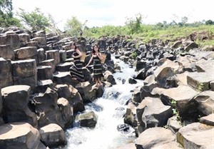 À Gia Lai, un ancien ruisseau rocheux qui ne laisse pas de marbre