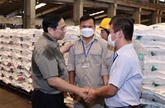 Le Premier ministre visite l'usine d'engrais azotés Hà Bac à Bac Giang