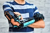 David Aguilar et sa prothèse d'avant-bras droit en Lego qu'il a lui-même construite à Sant Cugat del Valles, près de Barcelone. Photo : AFP/VNA/CVN
