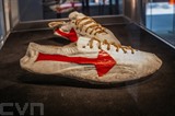 Une paire de chaussures fabriquées par le cofondateur de Nike Bill Bowerman, exposée à New York. Photo : AFP/VNA/CVN