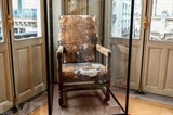 Le fauteuil sur lequel a agonisé Molière lors de sa dernière représentation du Malade Imaginaire, le 14 décembre 2021 à la Comédie-Française à Paris. Photo : AFP/VNA/CVN