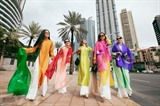 Les Vietnamiennes portent l'<em>ao dài</em> à Dubaï. Photo : VNA/CVN